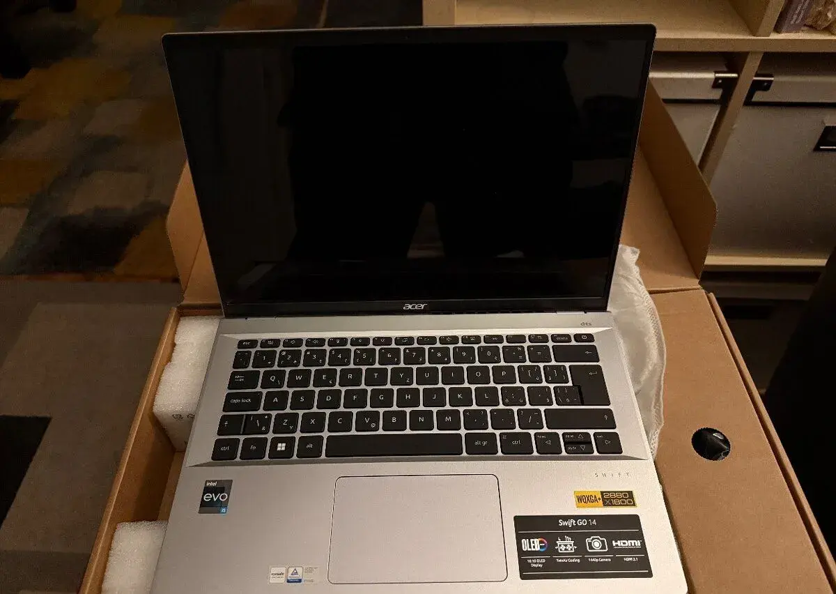 Acer SWIFT GO 14' OLED displej