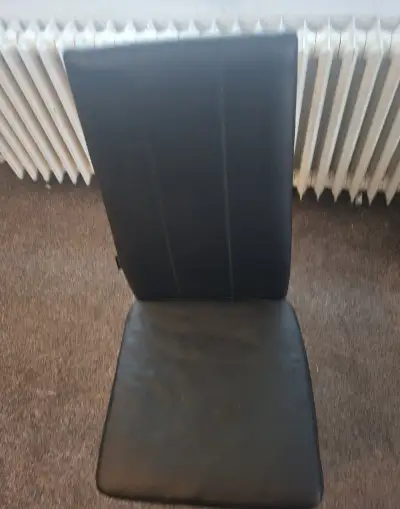 4 ks černých židlí