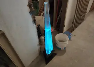 Lampa s vodou a generátorem bublinek