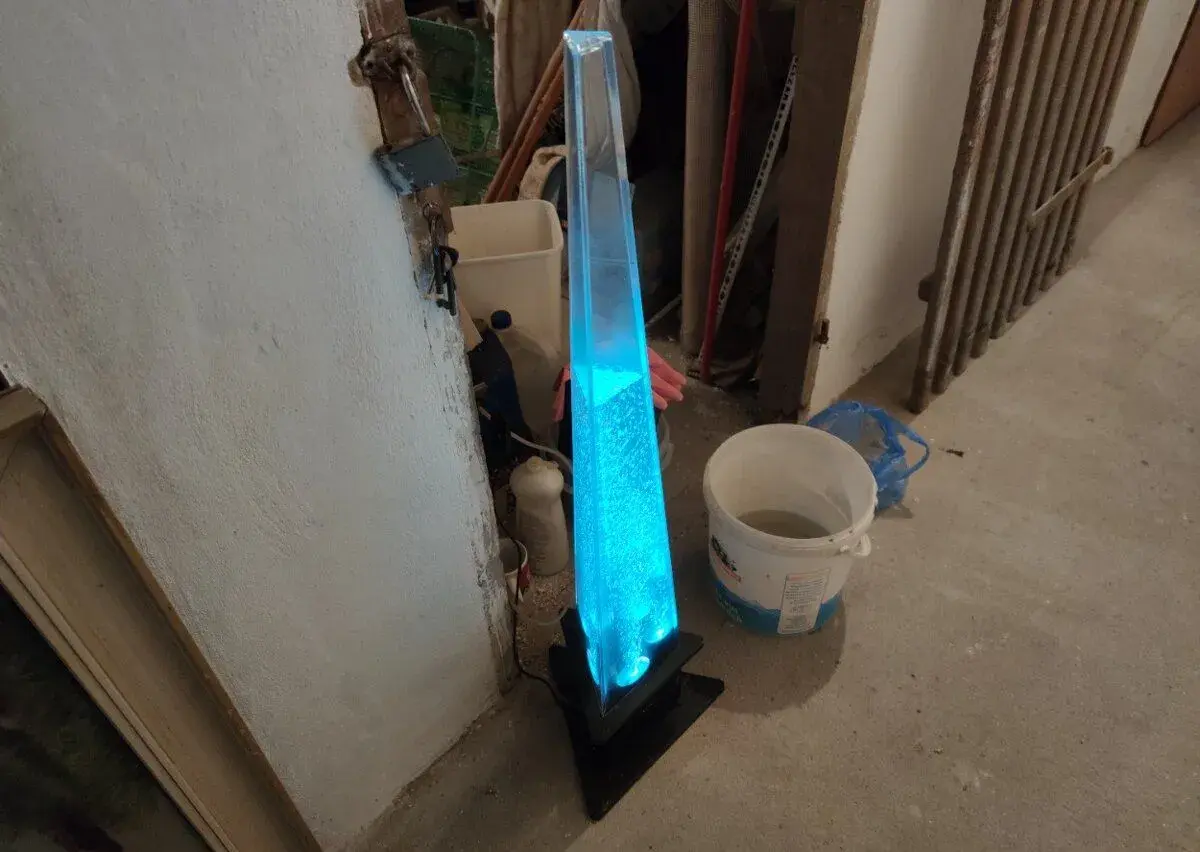 Lampa s vodou a generátorem bublinek