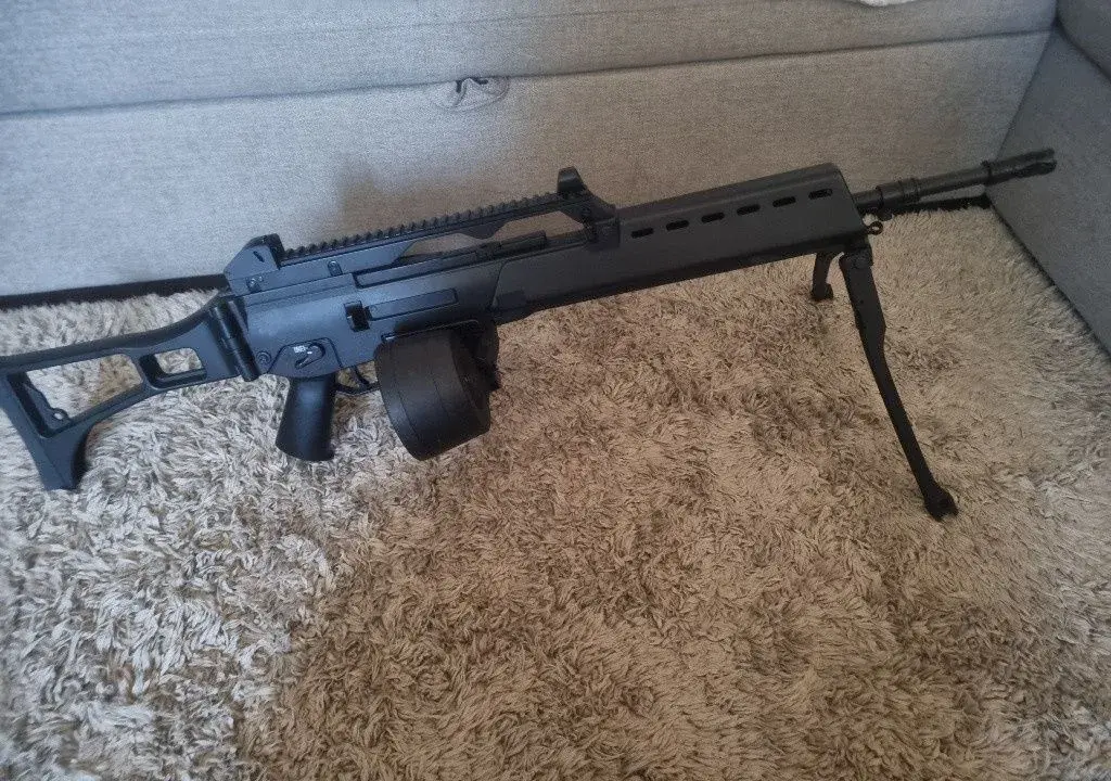 LMG MG36 s tracerem.