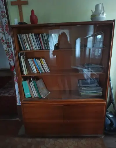 Retro prosklená knihovna / vitrína