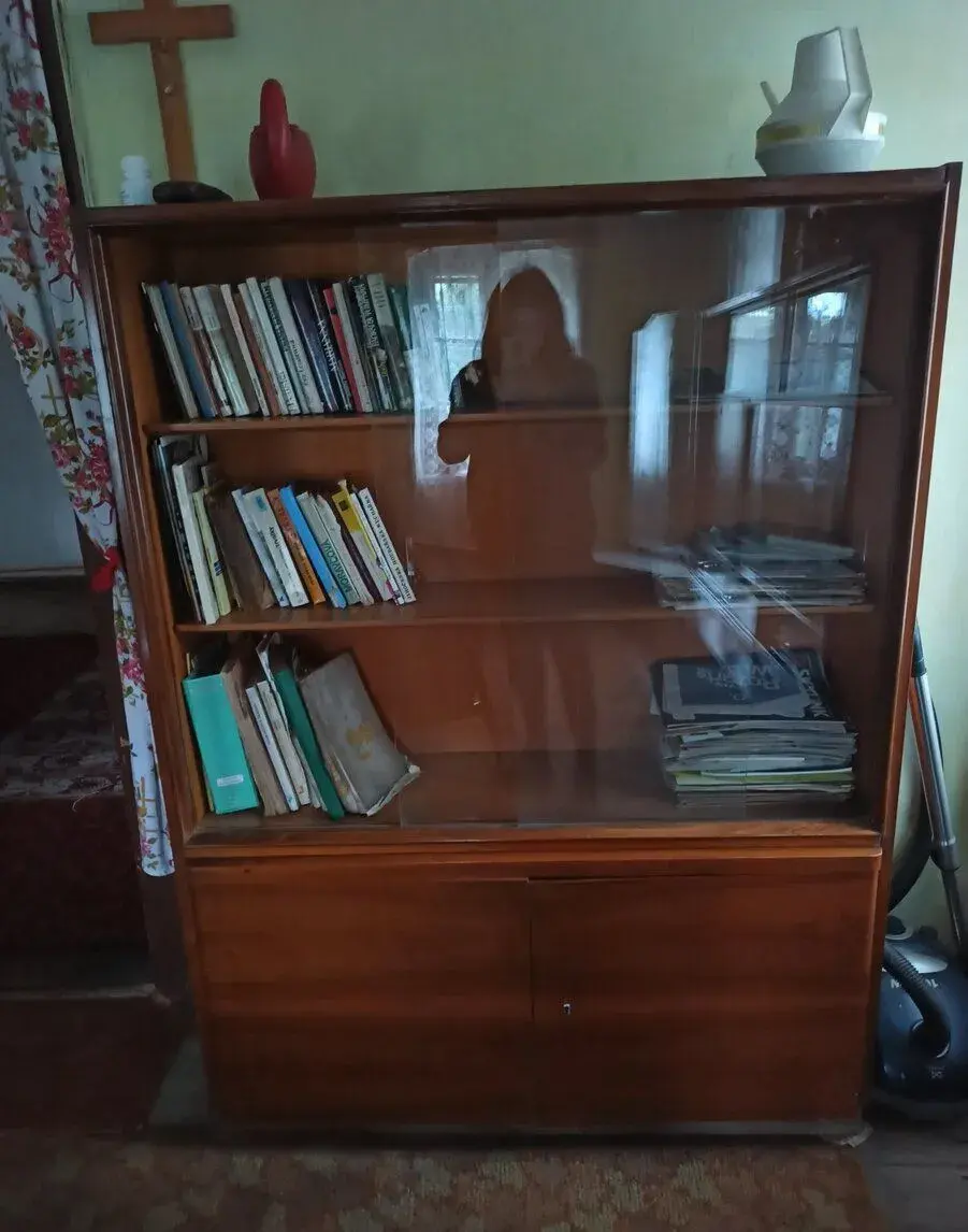 Retro prosklená knihovna / vitrína