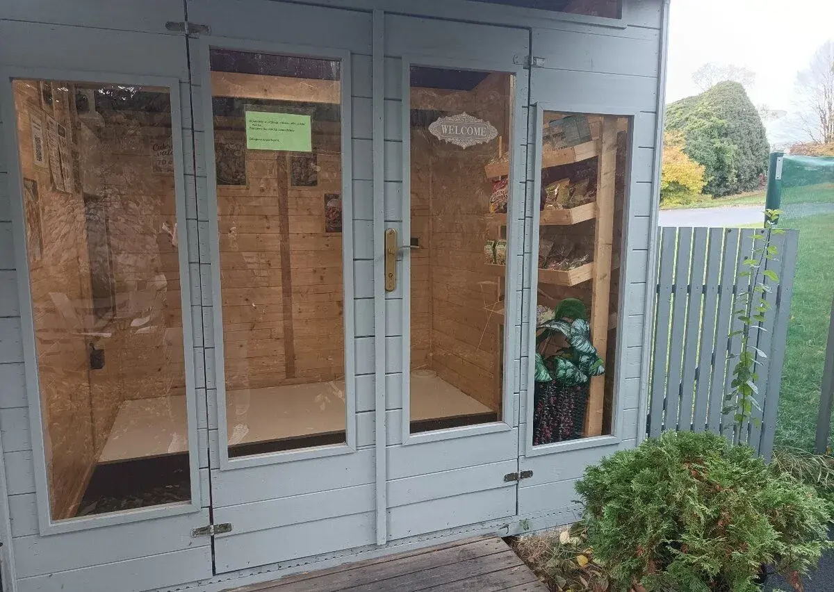 Prodejní stánek 2,7x2,7m, plochá střecha