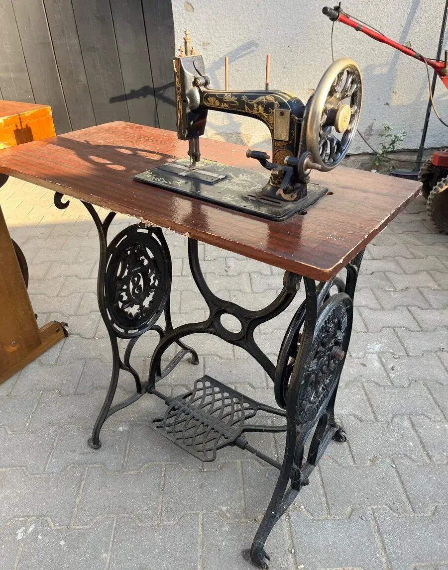 Starožitný šlapací šicí stroj singer