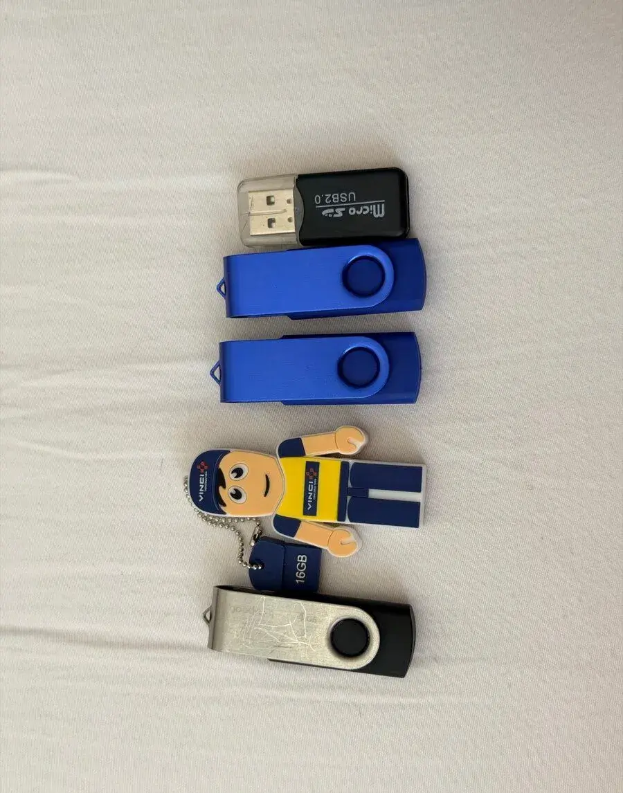 Sada USB flash disků 16 GB + 4 GB + 2× 2 GB + adaptér