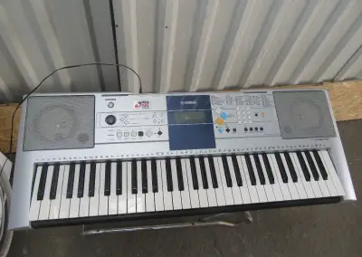 Elektrické klávesy Yamaha PSR-E323. Plně funkční.