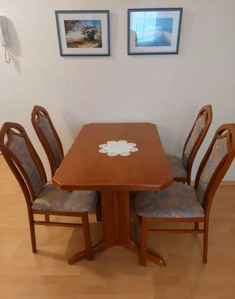 Stůl jídelní a 4 židle - rozměr stolu 110x70cm