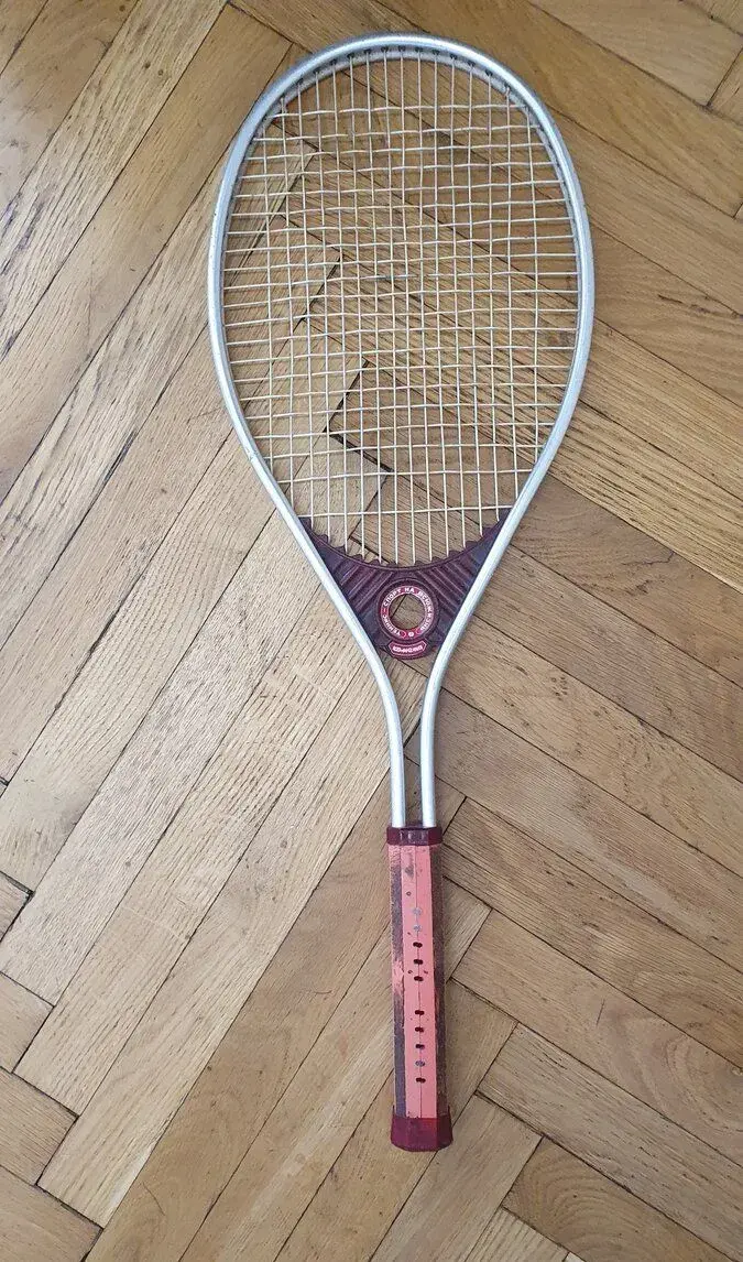 Stará hliníková raketa
