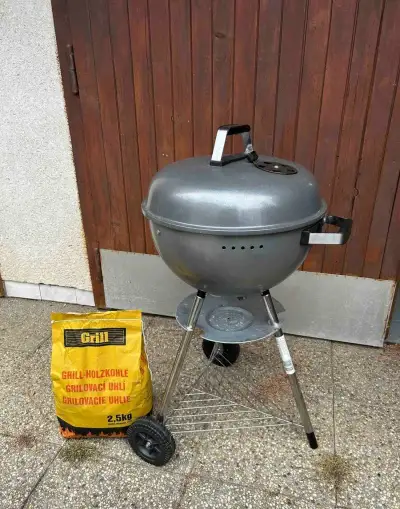 Zahradní gril na dřevěné uhlí s příslušenstvím