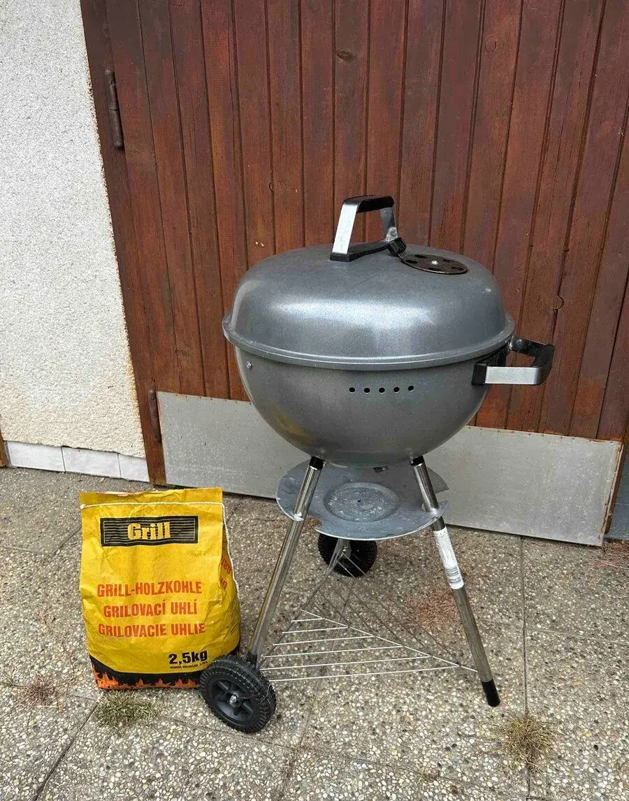 Zahradní gril na dřevěné uhlí s příslušenstvím