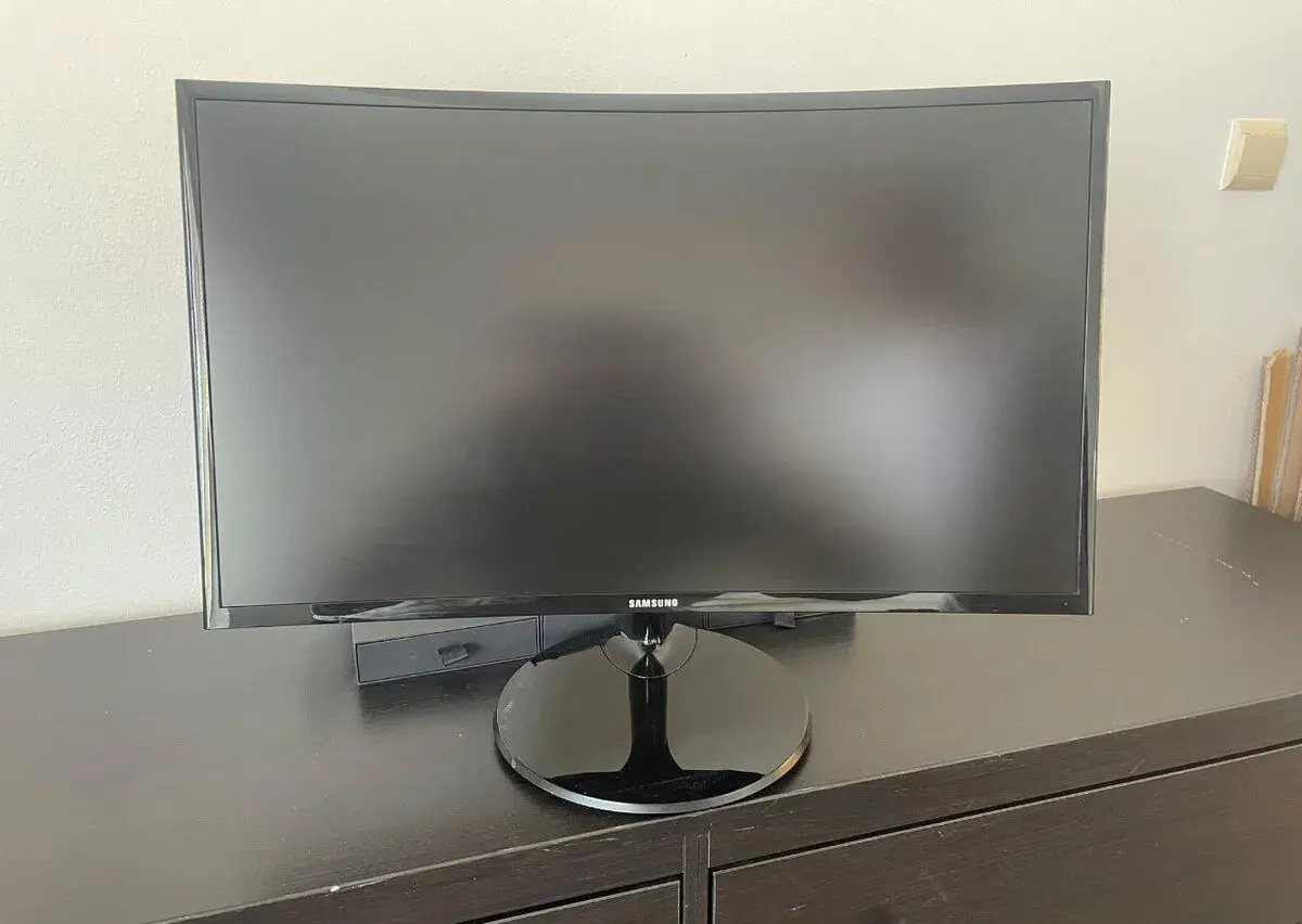 Samsung C27F390F – 27" Full HD 1920 x 1080 60 Hz
