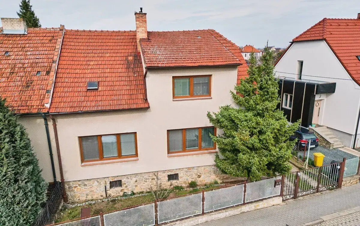 Prodej rodinného domu se zahradou, dvojgaráží a investičním