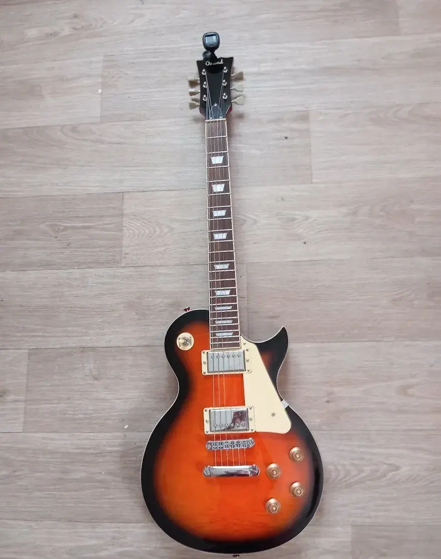 Kytarový set: Kytara BLOND (Les Paul) + kombo FENDER Mustang
