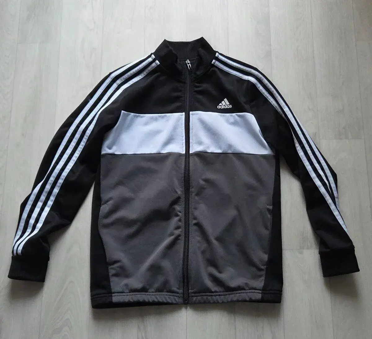 Mikina Adidas.