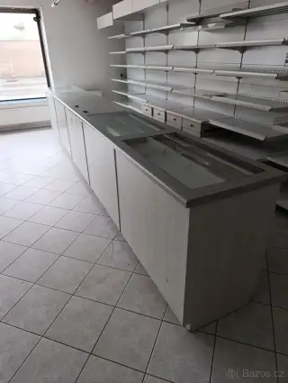 Prodej kovových obchodních regálů a dřevěných prodejních pul