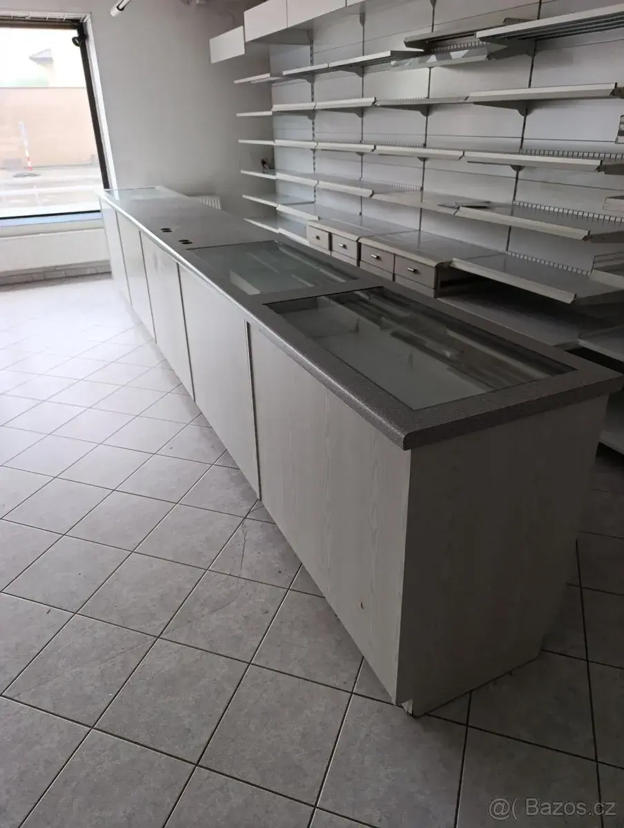 Prodej kovových obchodních regálů a dřevěných prodejních pul