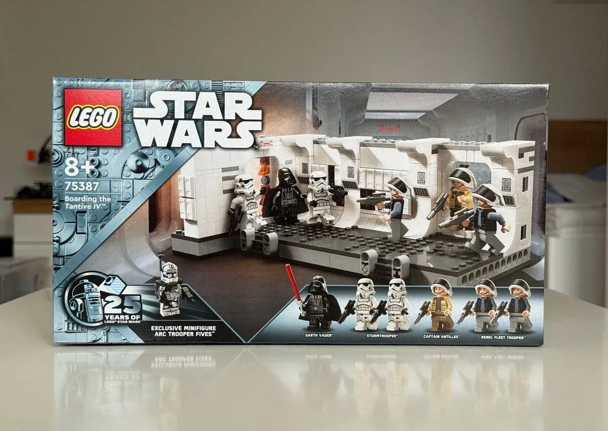 LEGO Star Wars 75387 Boarding the Tantive IV