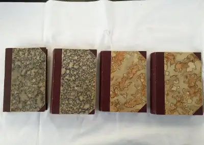 Staré knihy z roku 1929.