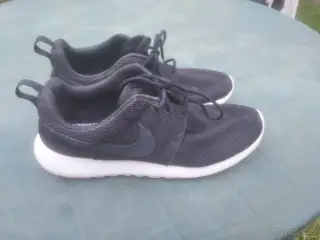PÁNSKÉ TENISKY NIKE. V. 42