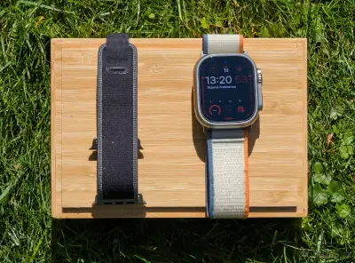 Apple Watch Ultra 2 49 mm + originální řemínkek navíc
