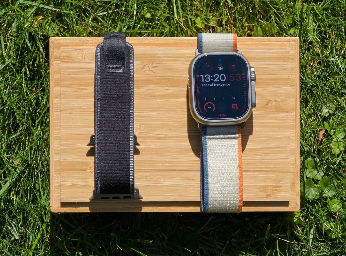 Apple Watch Ultra 2 49 mm + originální řemínkek navíc