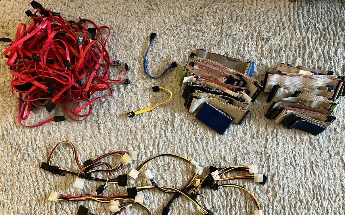Propojovací kabely k PC zdroji a sata + IDE kabely