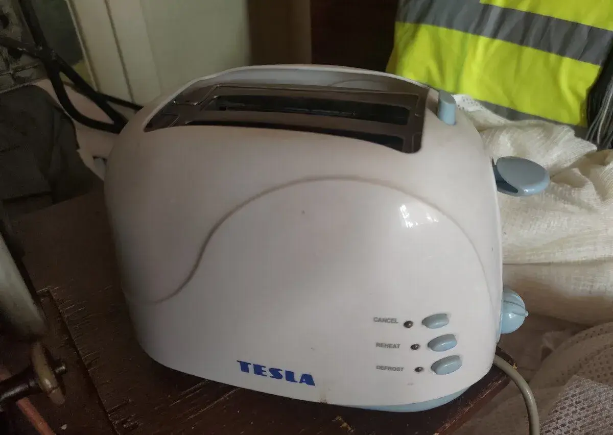 Topinkovač Tesla 750W