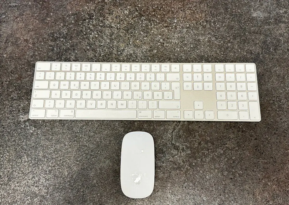 Apple Magic Mouse 2 a Apple klávesnice