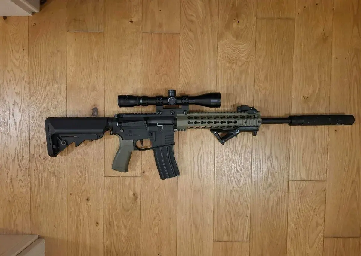 Airsoftová zbraň AR15 KeyMod 10 předělaná na DMR