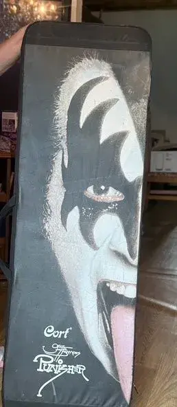 Baskytara a pouzdro Cort Gene Simmons Punisher