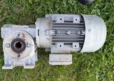 Elektromotor s převodovkou