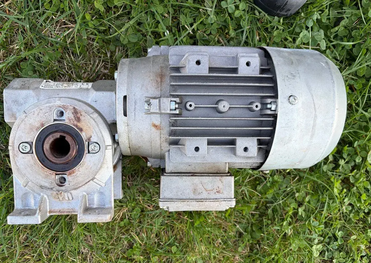 Elektromotor s převodovkou