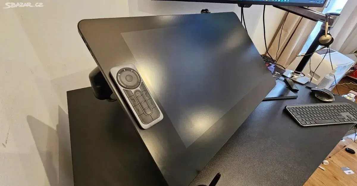 Wacom Cintiq Pro 24 + Wacom Flex Arm