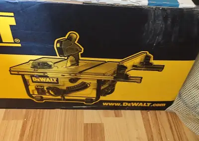 Stolní kotoučová pila DeWALT DW745