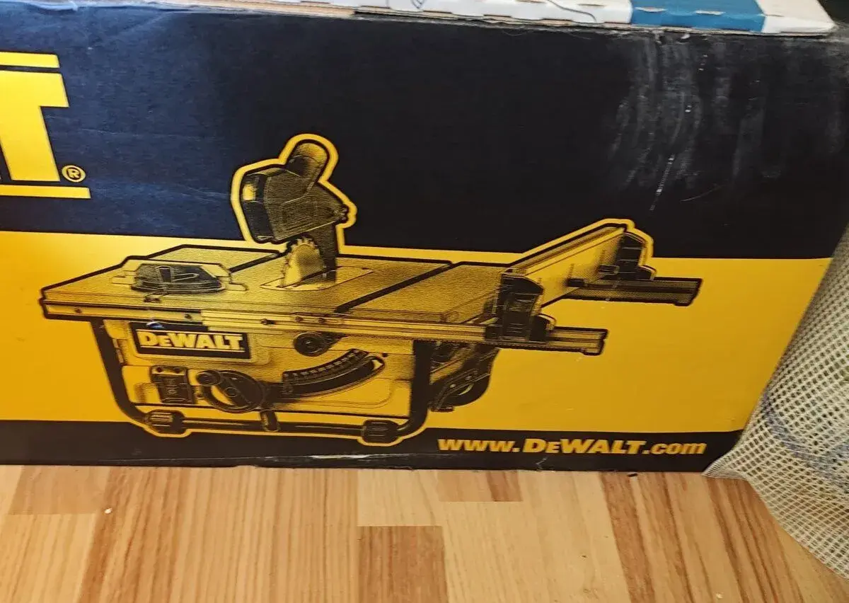 Stolní kotoučová pila DeWALT DW745