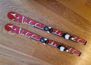 Kvalitní dětské lyže Atomic 10 Race 125cm