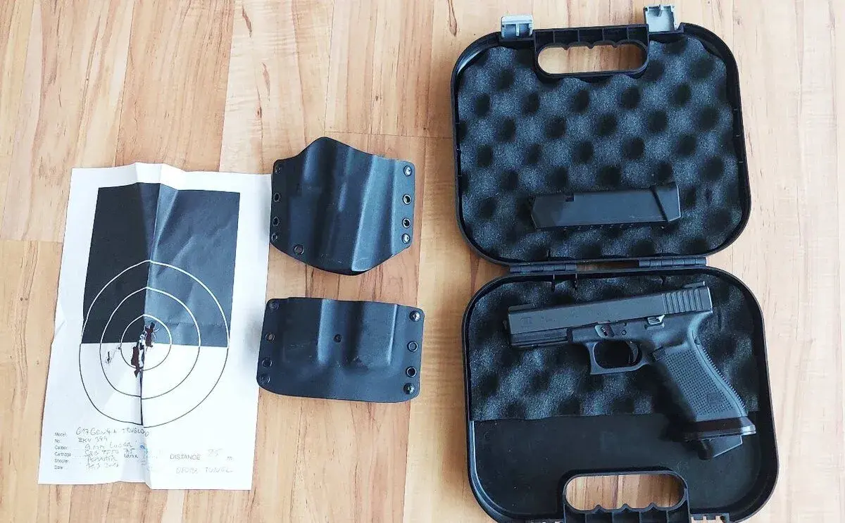 GLOCK 17 Gen4, tritiová mířidla, 2kg stojina, 2 zásobníky
