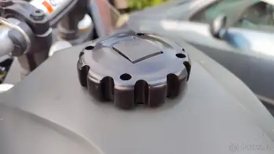 Tenere 700 doplňky, víčko nádrže