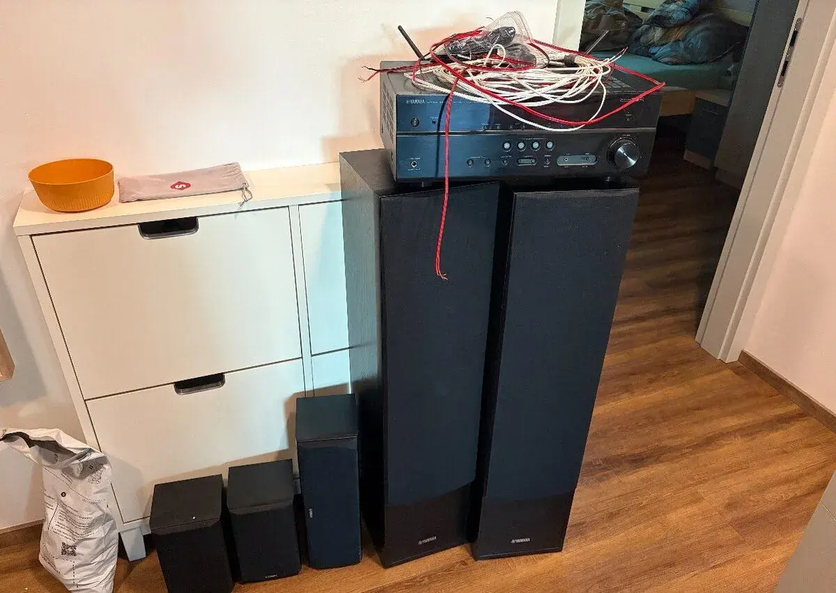 Yamaha 5.0 sestava – receiver HTR-4072 + repro NS-51