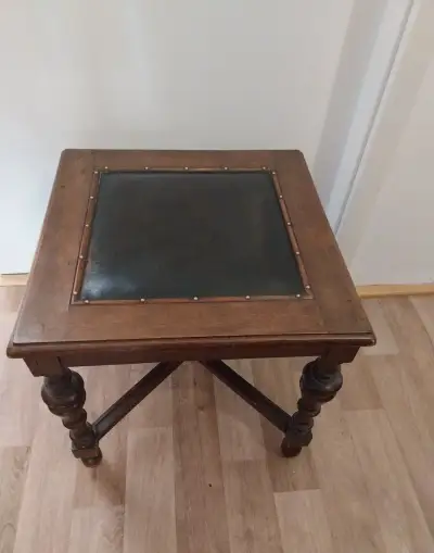 Dřevěná židle (sedák) s kůží