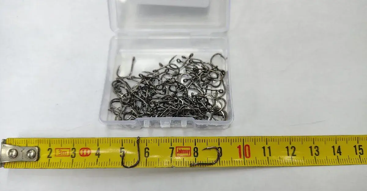 Háčky na kapry – 100 ks - ostré, pevné, velikost 7×12 mm.