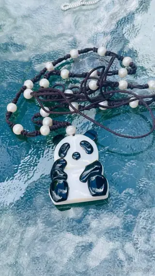 Originální nahrdelník s přívěskem panda a říčními perlami