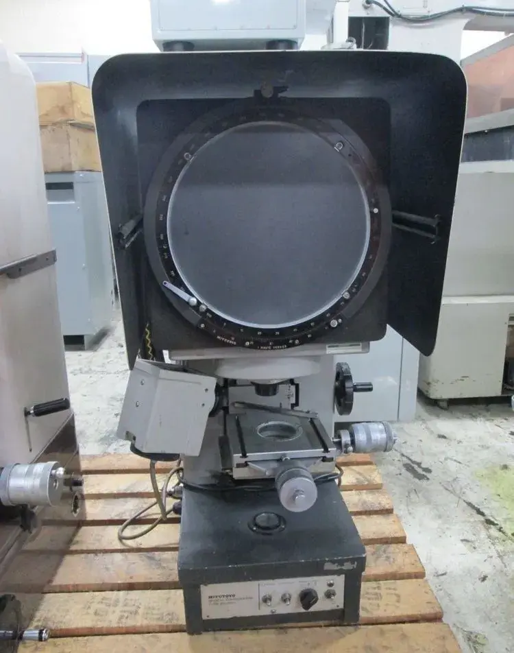Optický komparátor /stolní profil projektor Mitutoyo PJ-250C