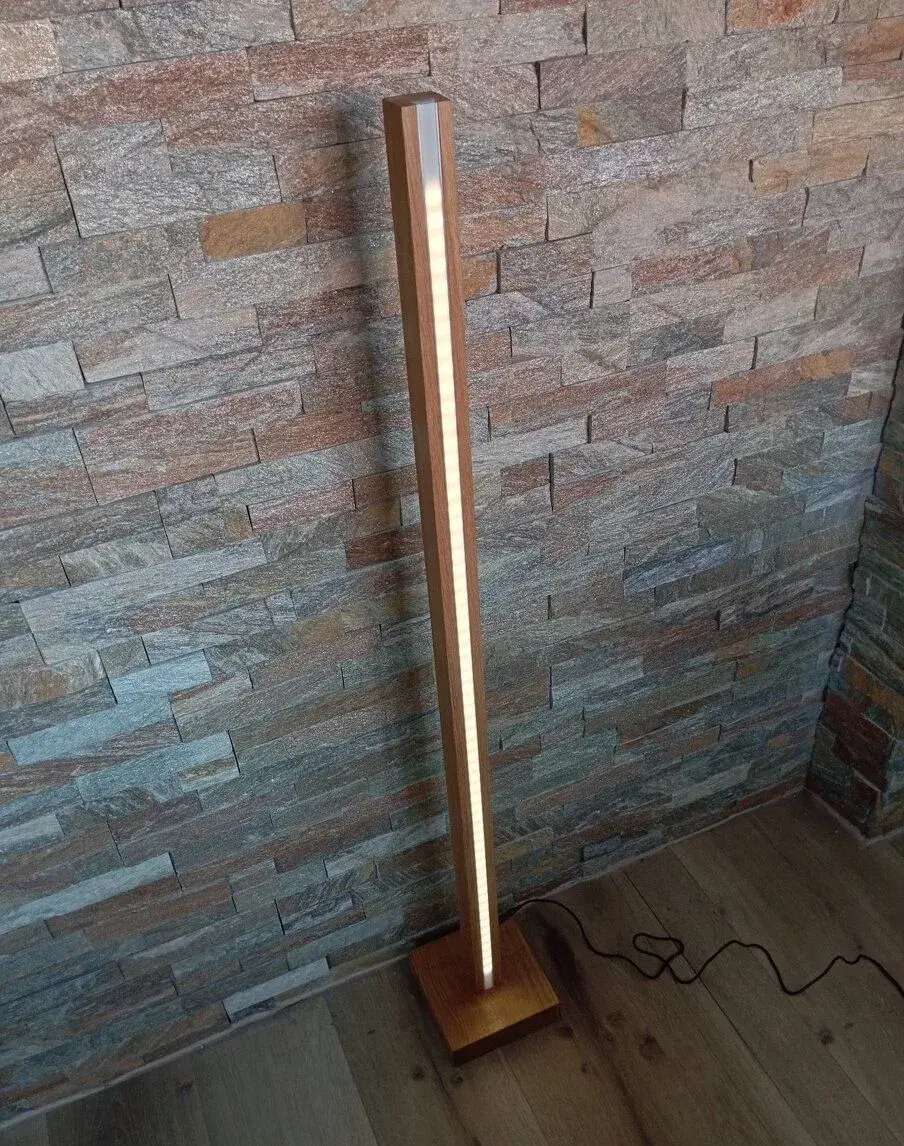 Moderní stojatá lampa z dubu