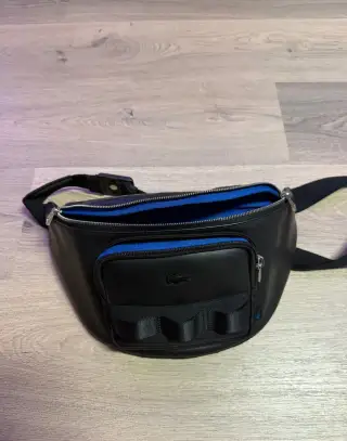 Černá ledvinka Lacoste s modrými detaily