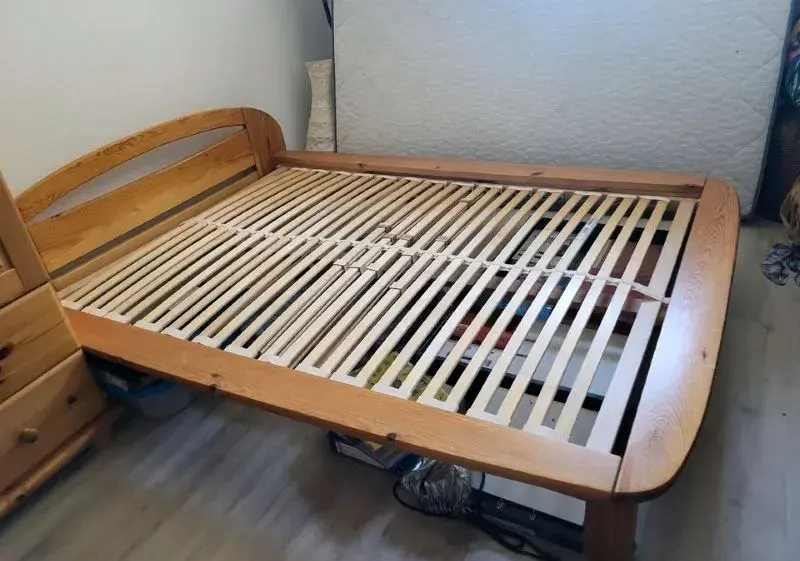 Postel 200x140 cm s roštem - masivní dřevěná
