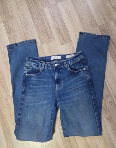Guess Mid Rise sexy straight vel. 28