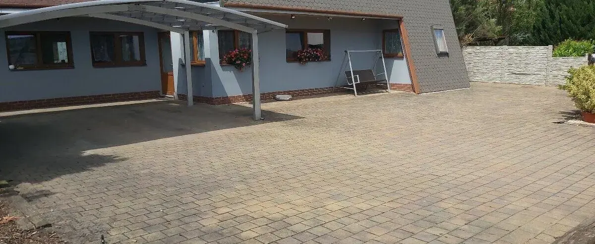 Slavonin 900m2. Tiché misto.Konradova.