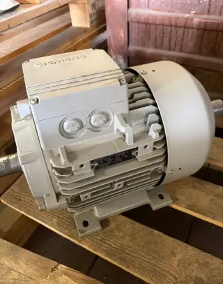 Elektromotor Siemens 5,5kW, 950 ot, patkový